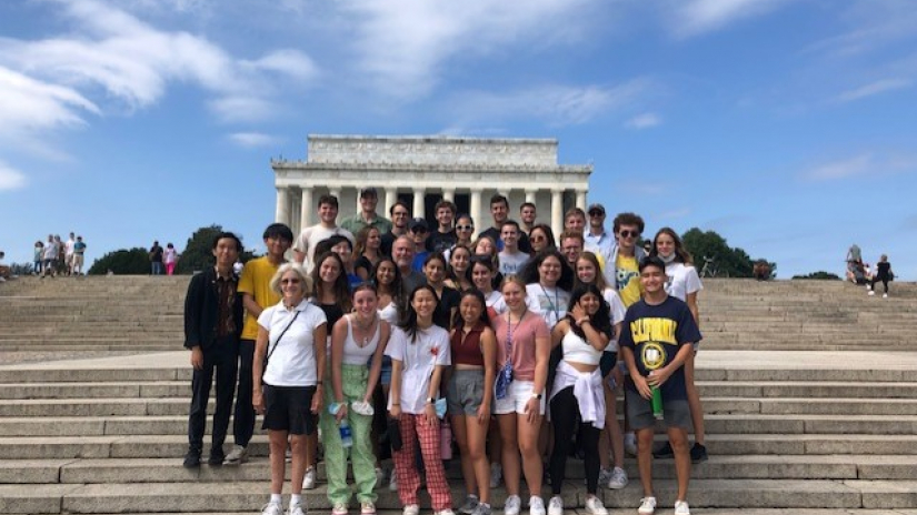 Students in front of Lincoln Memorial